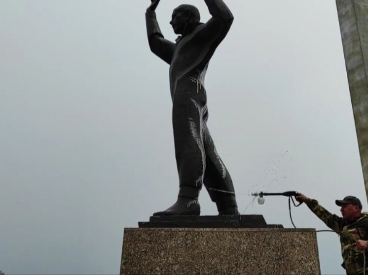 В Оренбурге начали отмывать памятники
