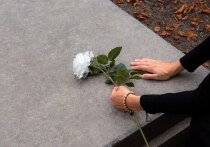 В Красноярске прошла церемония возложения цветов к памятнику узникам фашистских лагерей, приуроченная к Международному дню освобождения узников концлагерей