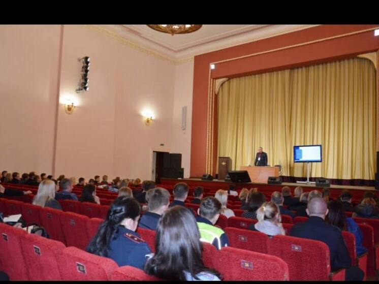 В Смоленске представитель Российского общества «Знание» провел для сотрудников полиции лекционное занятие