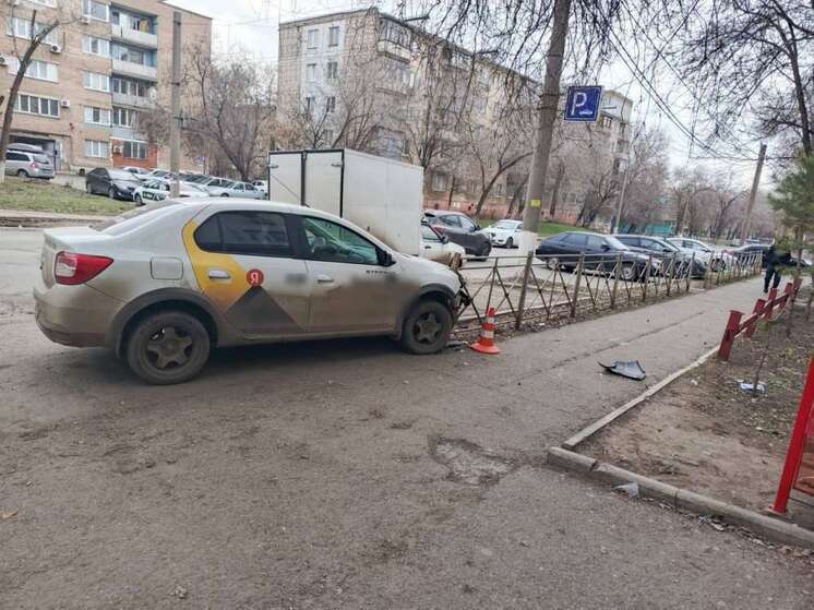 В Оренбурге таксист врезался в забор и умер