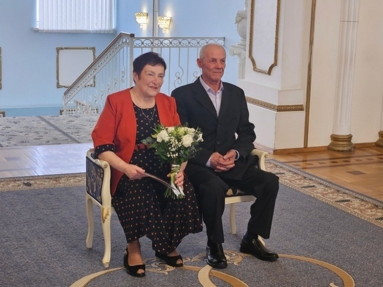 В Смоленском ЗАГСе отпраздновали изумрудную свадьбу