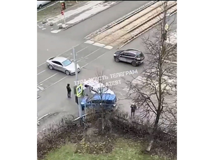 После ДТП в Пролетарском районе Тулы машина вылетела на тротуар