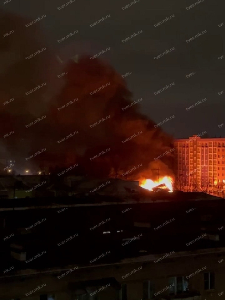 Появилось видео мощного пожара на улице Тамары Ильиной в Твери, где горел склад
