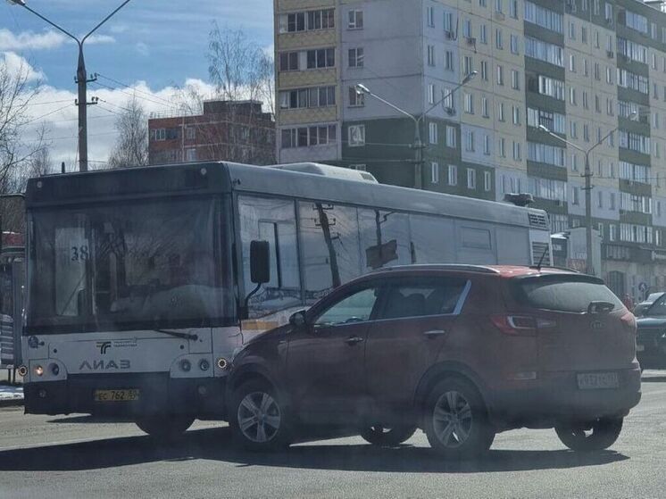Пассажирский автобус попал в аварию в Дмитрове