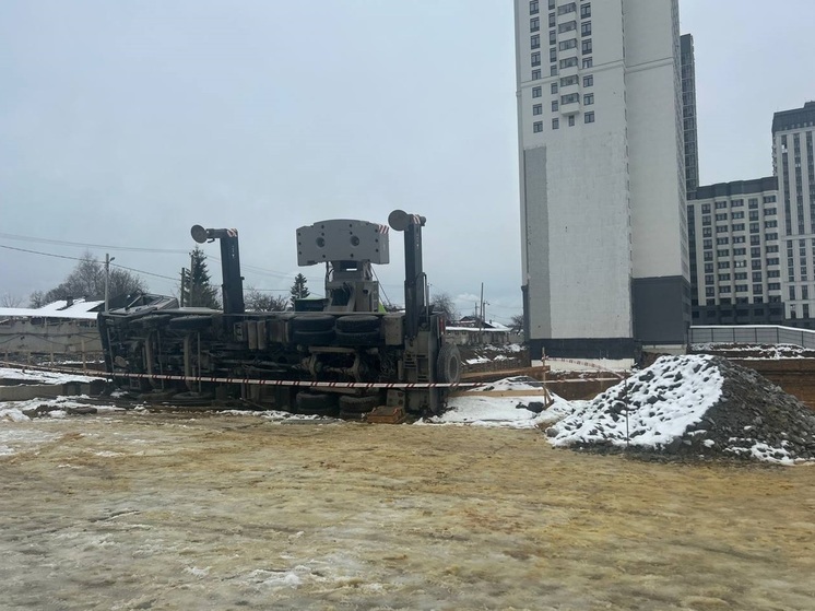 СК завел уголовное дело после падения крана на рабочего в Екатеринбурге