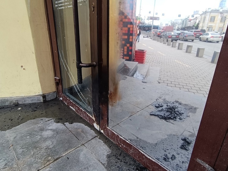 В центре Екатеринбурга из-за пожара был перекрыт вход в бар