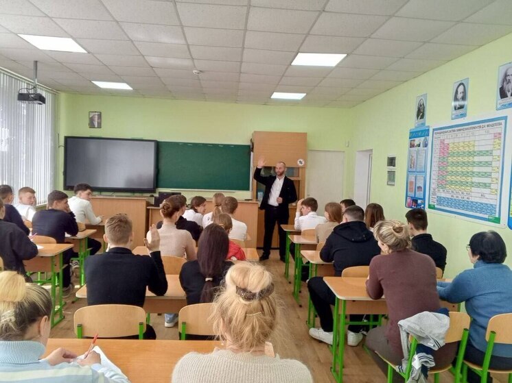 Глава Каховского округа провел уроки в двух школах Херсонской области