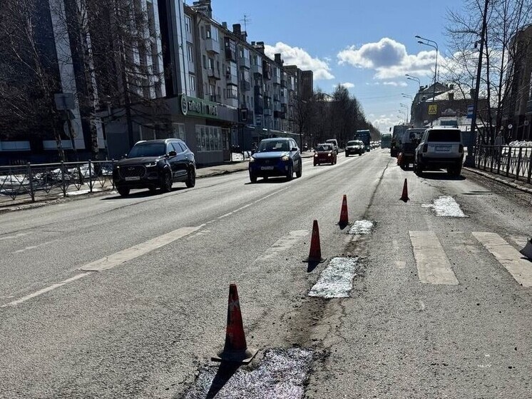 В Архангельске продолжают экстренный ямочный ремонт дорог без выходных