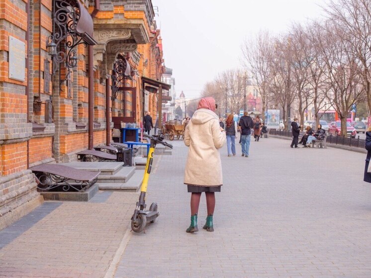 Самокатчики массово нарушают правила парковки во Владивостоке