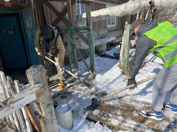 В Якутске усилена работа по откачке талых вод с городских улиц