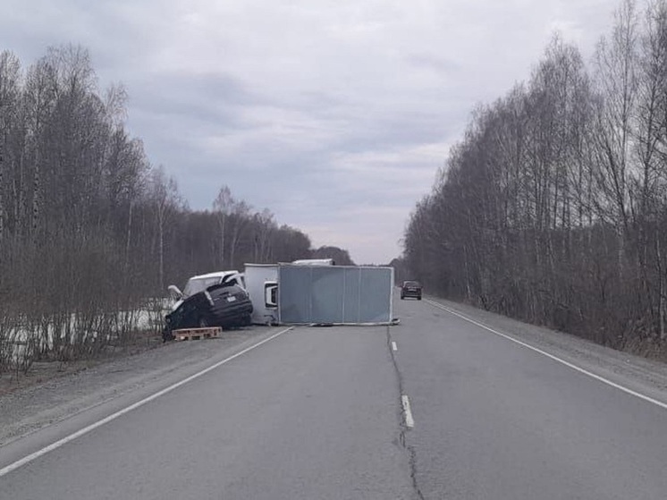 Прокуратура заинтересовалась опрокидыванием грузовика под Томском