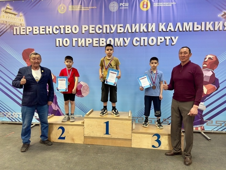 В Калмыкии определили лучших в гиревом спорте