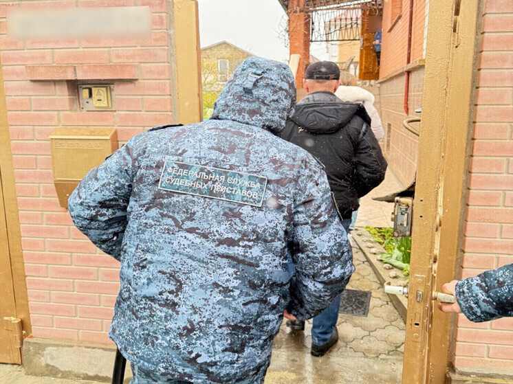 В Крыму приставы помогли бывшему супругу вселиться в частный дом
