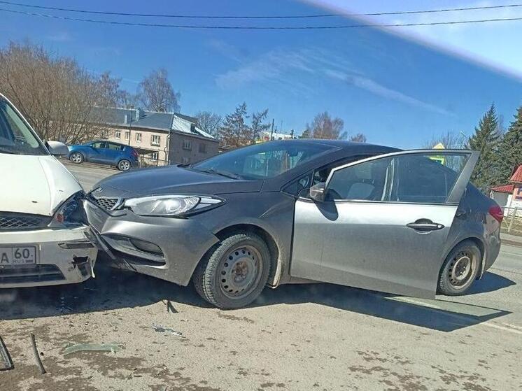 ДТП случилось на перекрестке в псковской деревне Неелово