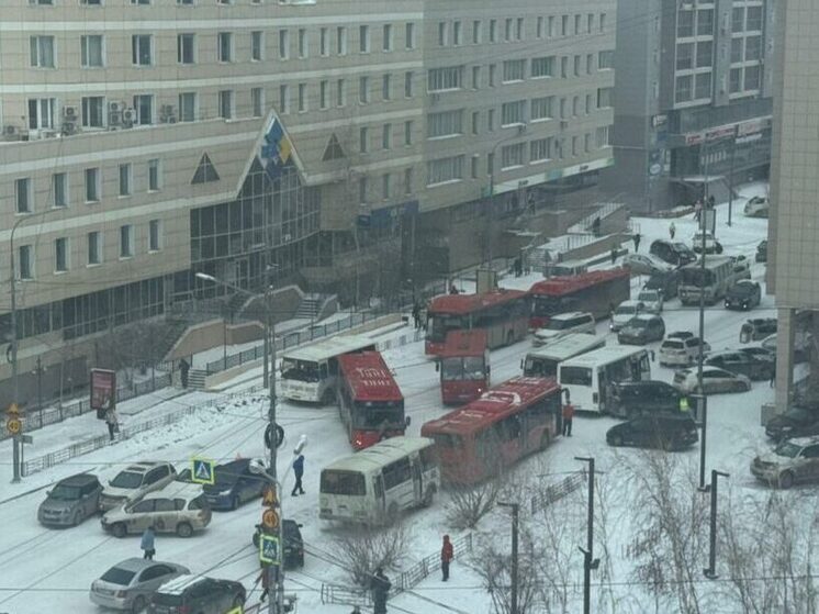 Массовое ДТП в Якутске: транспортный коллапс на улице Дзержинского