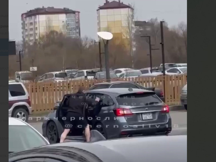 Мужчина избил и силой затолкал парня в автомобиль на глазах у свидетелей в Уссурийске