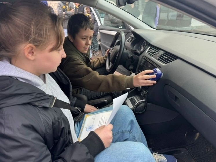 Сотрудники Госавтоинспекции Смоленского муниципального округа провели акцию "Знакомство с профессией – инспектор ДПС"