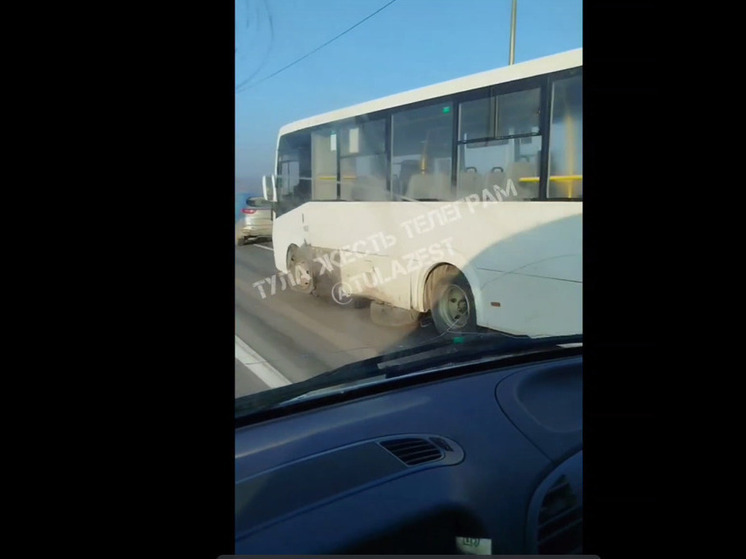 Легковое авто столкнулось с автобусом на трассе М-2 в Туле
