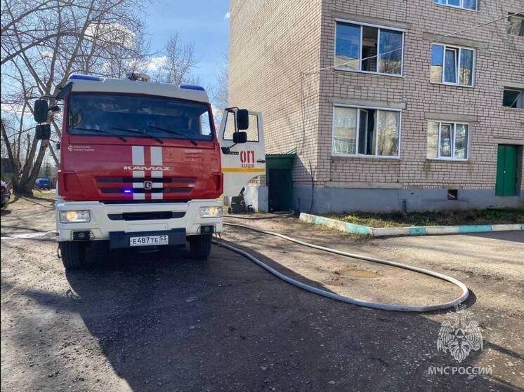 В Валдае пожарные спасли человека из горящей пятиэтажки