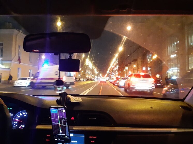 Полиция разыскивает подозреваемых в нападении на таксиста в Петербурге