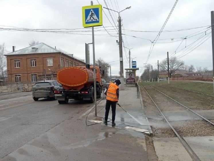В Туле на уборку города вышло 100 единиц техники 14 апреля