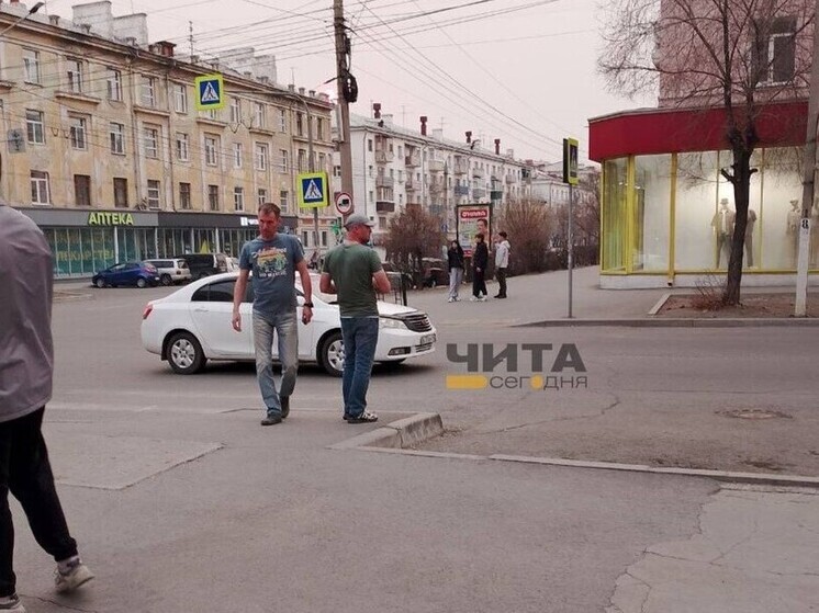 Электросамокат с двумя людьми и иномарка столкнулись в Чите