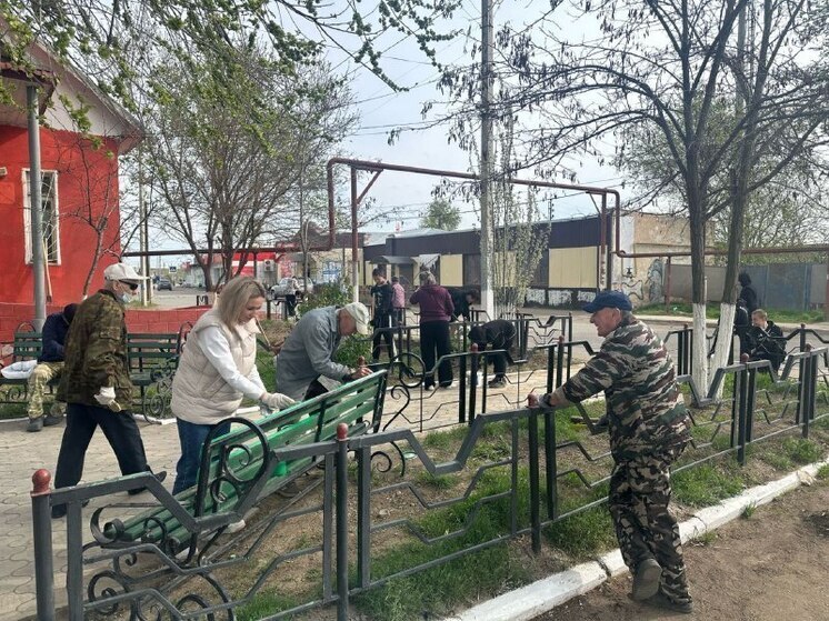 В Астрахани уборка улиц и дворов объединяет сотни горожан