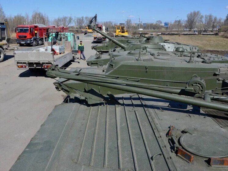 В омском Парке Победы появились первые образцы военной техники