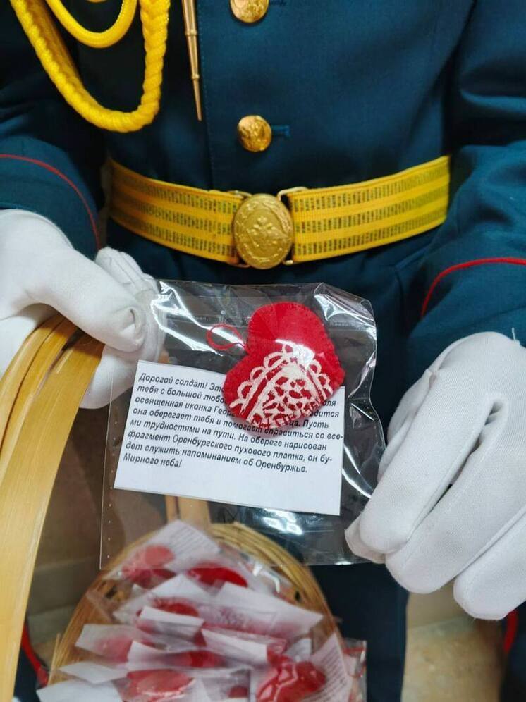Школьники Оренбургской области делают обереги для участников СВО