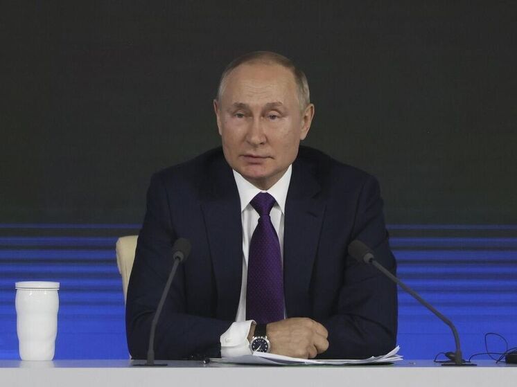 Сотрудница фабрики в Ленобласти засмущалась после вопроса Путина о зарплате