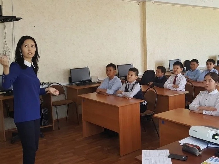 Стала известна средняя зарплата учителей Калмыкии