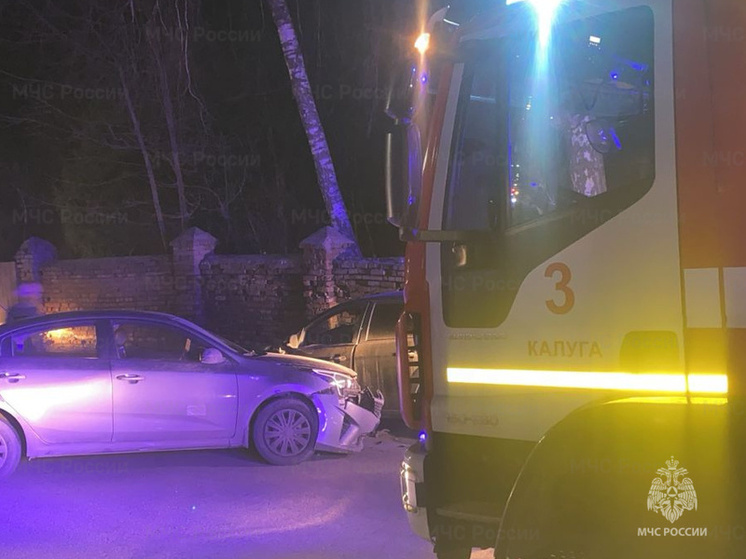 Несколько человек пострадали в ночной аварии на Труда в Калуге