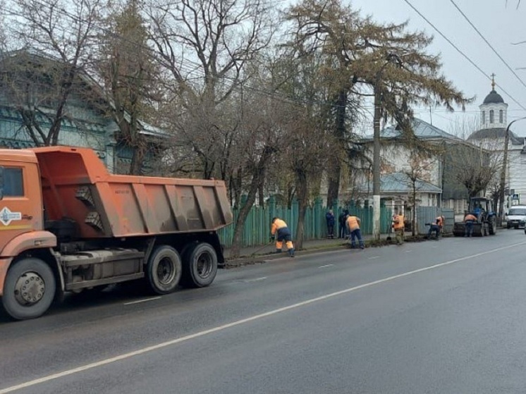 В Костроме возобновили комплексную уборку улиц от зимней грязи