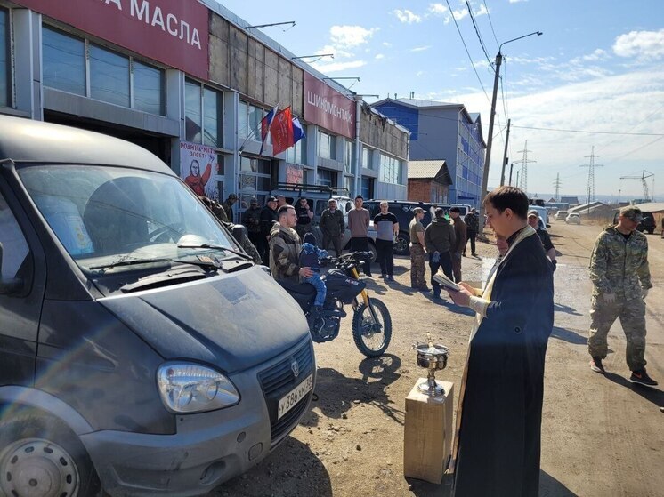 В Бурятии технику перед отправкой в зону СВО освятил священнослужитель