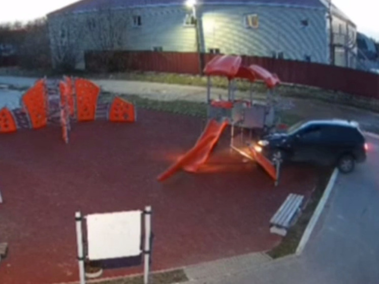 Автомобилист протаранил детскую площадку в малоярославецком селе