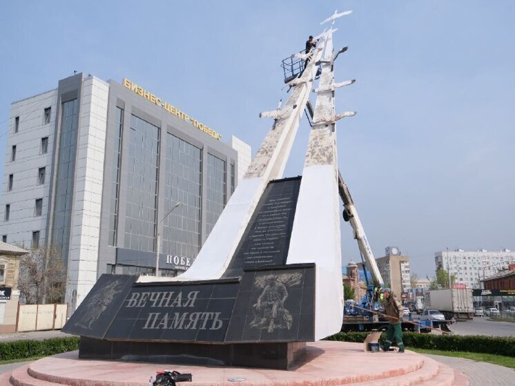 В Астрахани обновляют памятник «Журавли» в сквере Победы