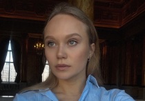 Российская спортивная гимнастка Ангелина Мельникова порадовалась образу, который придумали для нее стилисты для новой фотосессии. Олимпийская чемпионка сфотографировалась в романтичном и по-девичьи милом платье.