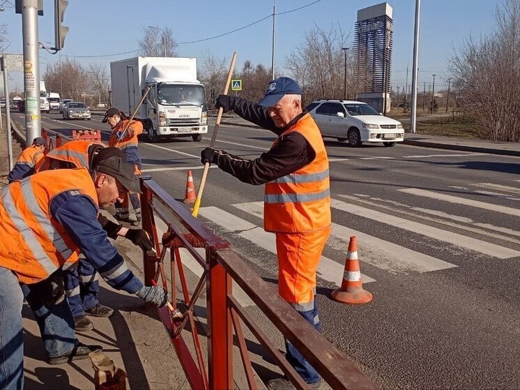 В Иркутске обновляют дорожные ограждения