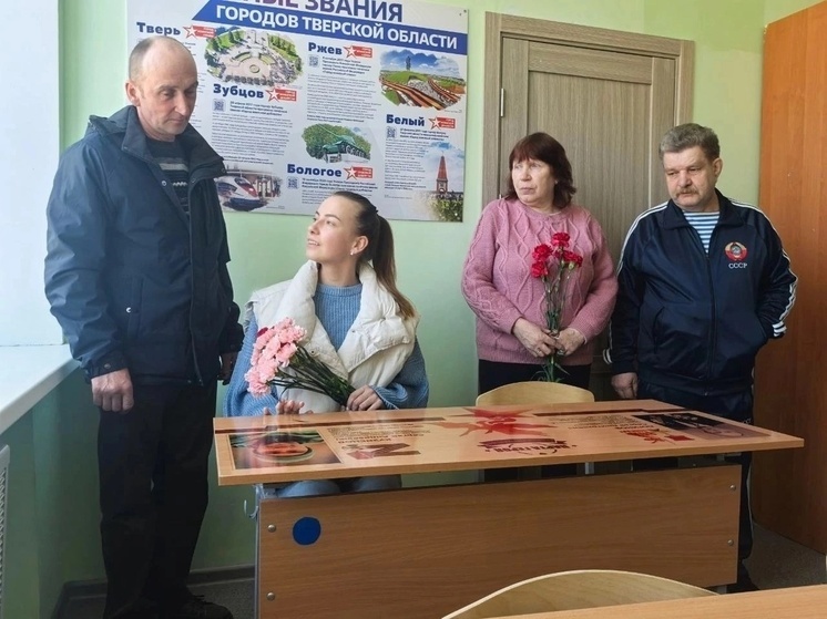 В школе под Тверью торжественно открыли “Парты Героя”