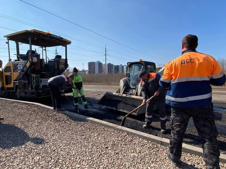 На улице Леона Поземского укладывают асфальт