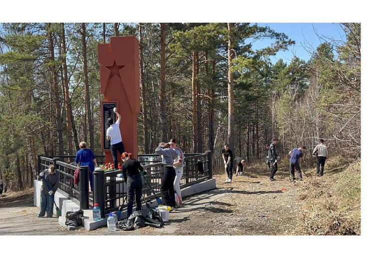 Студенты и преподаватели привели в порядок мемориал воинам Великой Отечественной войны в Иркутске