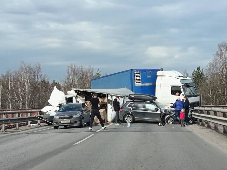В массовой аварии на Кудиновском шоссе пострадали люди