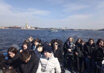 Только что состоялся визит школьников из Херсонской области в Санкт-Петербург. Путешествие было организовано в рамках госпрограммы «Культурная карта 4+85». Перед самым отъездом, уже на вокзале, нам удалось пообщаться с ребятами и с их сопровождающими. 