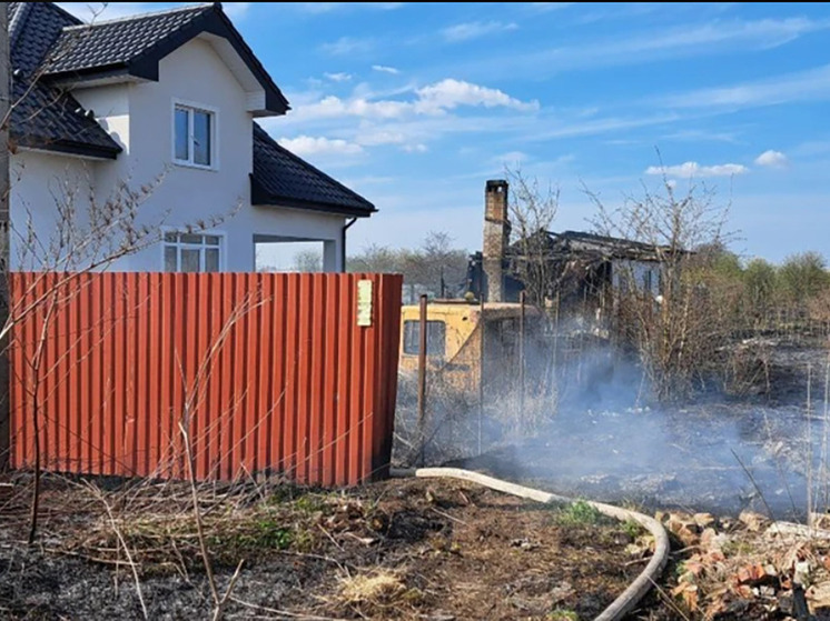 В Калининграде на улице Соколиной 15 пожарных потушили огонь в частном доме