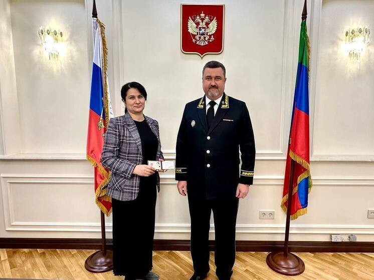 Новой судье Кировского районного суда Махачкалы вручили удостоверение