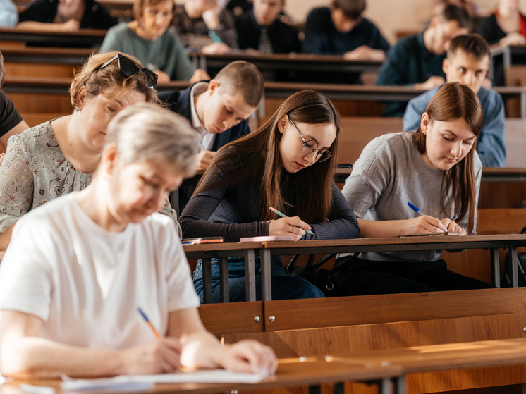 «Тотальный диктант» на «5» написали почти вдвое меньше забайкальцев, чем год назад