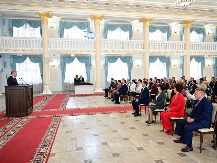 Радий Хабиров вручил госнаграды муниципальным служащим