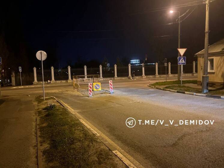В Белгороде автомобиль угодил в яму из-за просадки грунта