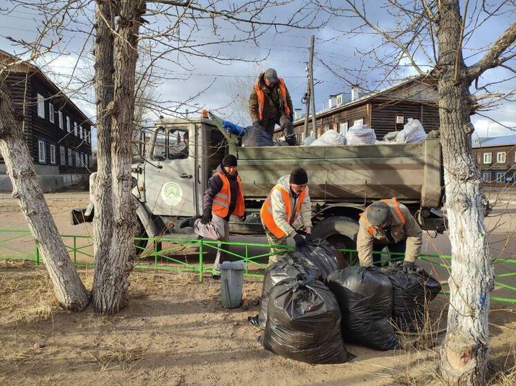В Улан-Удэ восстанавливают город после сильного ветра