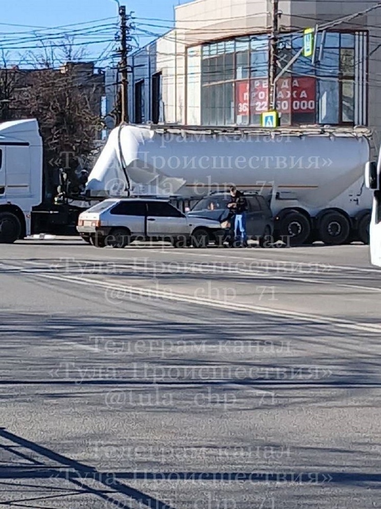 В Туле столкнулись два авто на улице Демонстрации